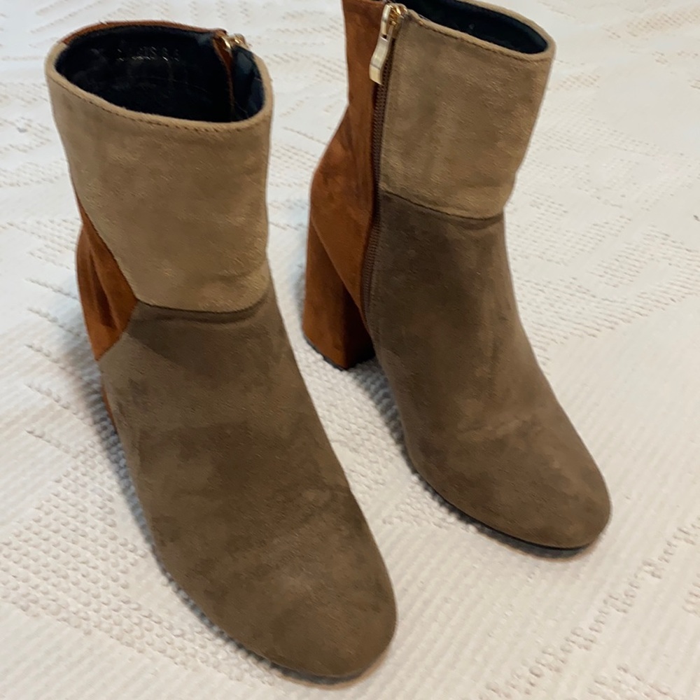 Boots GC Shoes brand, tan suede like new size 8.5